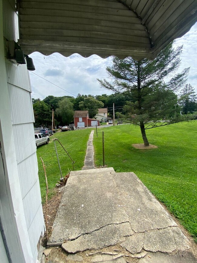 1239 4th St-Unit -1239 Fourth St Downstairs in Slatington, PA - Building Photo - Building Photo