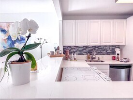 3301 N Country Club Dr in Miami, FL - Building Photo