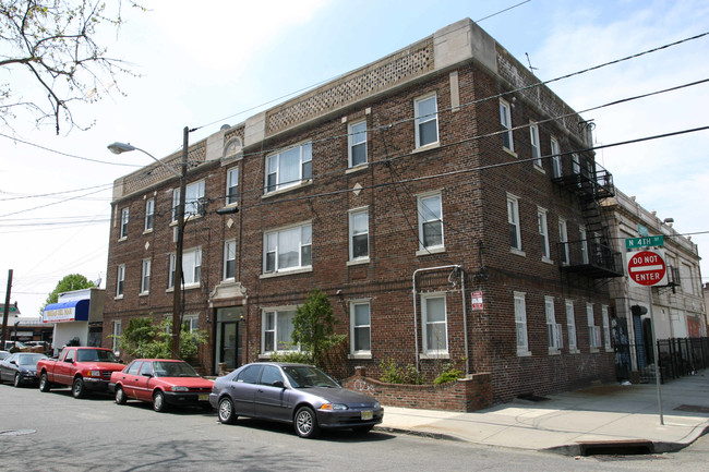 182 1st Ave W in Newark, NJ - Foto de edificio - Building Photo