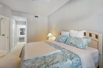 5320 Hyland Hills Ave in Sarasota, FL - Foto de edificio - Building Photo