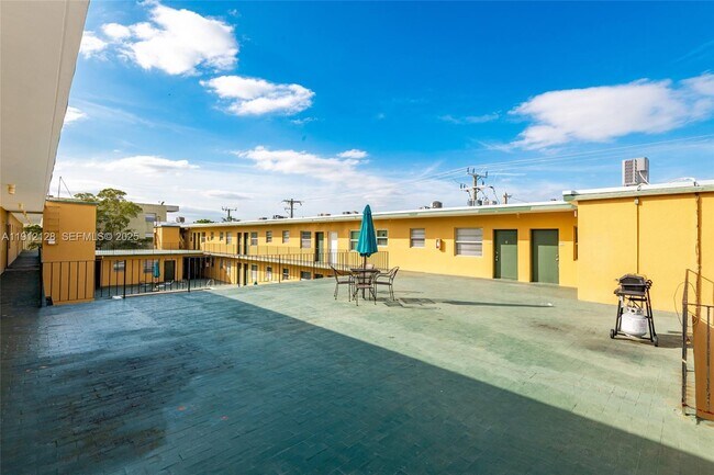 1975 NE 135th St in North Miami, FL - Building Photo - Building Photo