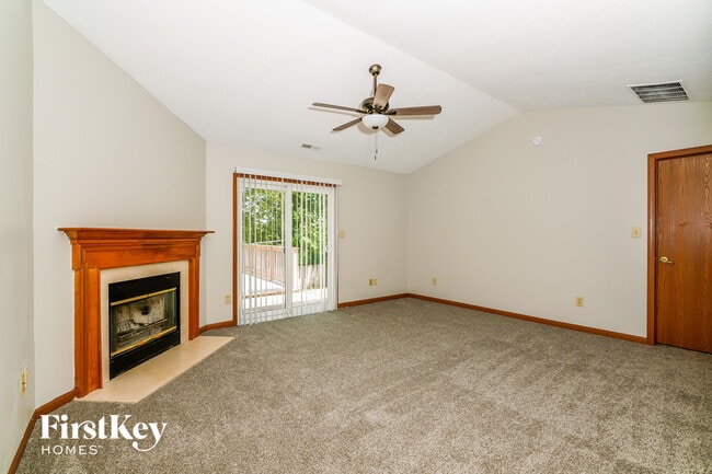 4878 Oakleigh Pkwy in Greenwood, IN - Foto de edificio - Building Photo