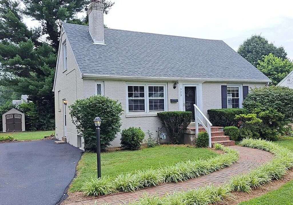 323 Monohan Dr in Louisville, KY - Building Photo