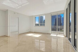 801 Brickell Key Blvd, Unit 1402 in Miami, FL - Building Photo - Building Photo
