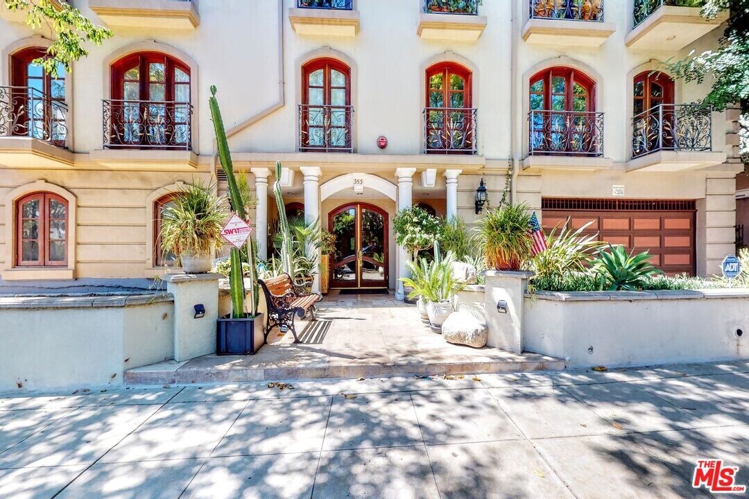 353 S Reeves Dr in Beverly Hills, CA - Building Photo