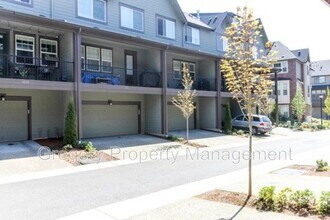 1327 Greenwich Walk NE in Issaquah, WA - Building Photo - Building Photo