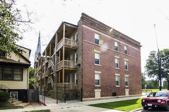8257 S Coles Ave in Chicago, IL - Foto de edificio - Building Photo