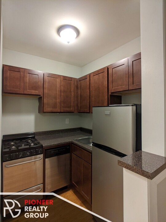 835 W Wolfram St, Unit 306 in Chicago, IL - Building Photo