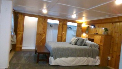 102 W College St in Duluth, MN - Foto de edificio - Building Photo