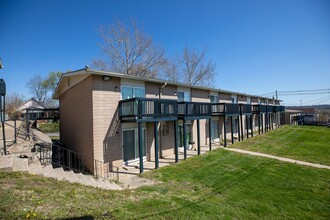 Colony Woods in Kansas City, KS - Building Photo - Building Photo