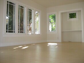 1223 N Orange Grove Ave, Unit WHOLE HOUSE in West Hollywood, CA - Building Photo - Building Photo