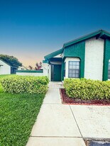 525 SW Sara Blvd in Port St. Lucie, FL - Building Photo