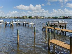 9486 Gulf Shore Dr-Unit -A-201 in Naples, FL - Building Photo - Building Photo