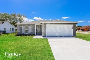 1298 SW Crost Ave in Port St. Lucie, FL - Building Photo