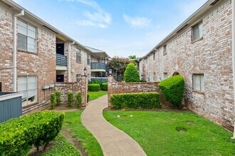 Stratford House Apartments in Houston, TX - Building Photo - Building Photo