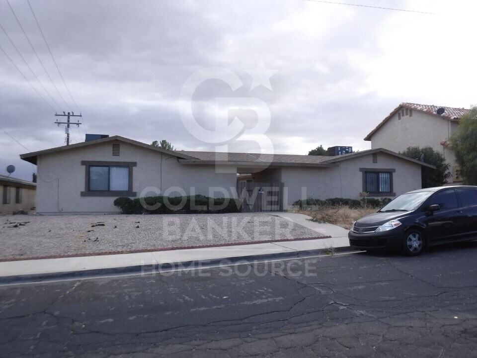 16591-16593 Zenda St in Victorville, CA - Building Photo