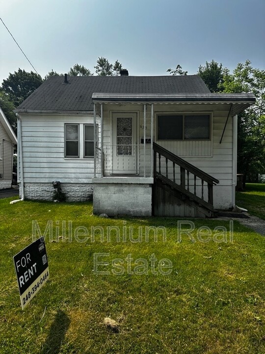 670 E Mansfield Ave in Pontiac, MI - Building Photo