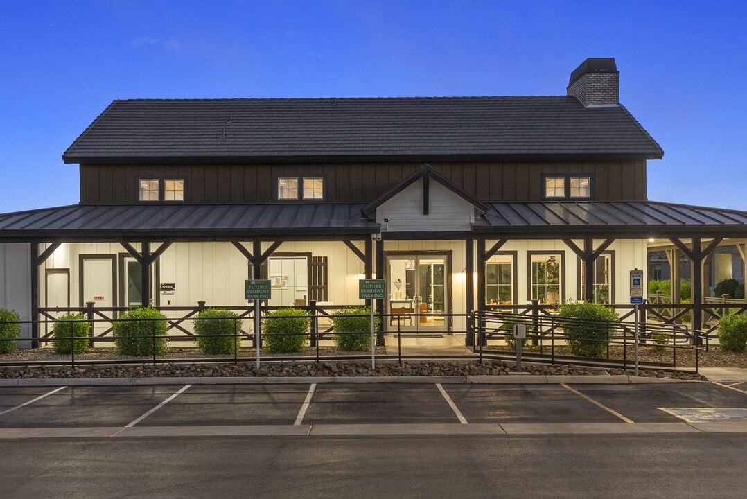 The Farmhouse on Estrella in Goodyear, AZ - Foto de edificio
