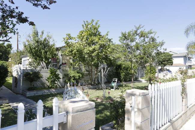 14931 Newland St in Midway City, CA - Foto de edificio - Building Photo