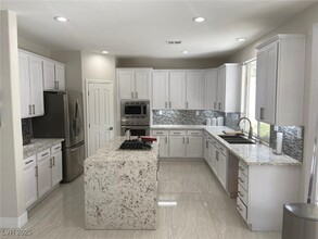 385 Glenridding St in Las Vegas, NV - Building Photo - Building Photo