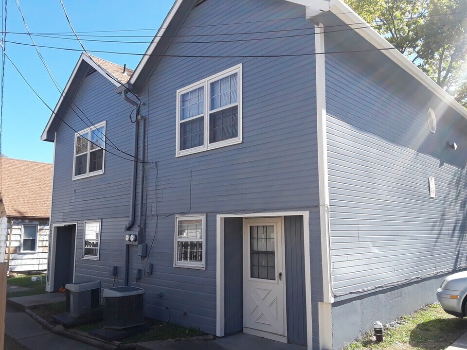 1021 Illinois St, Unit 1021 B Illinois St in Lawrence, KS - Building Photo