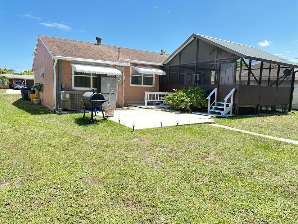 4421 Broadway St in Lake Worth Beach, FL - Building Photo