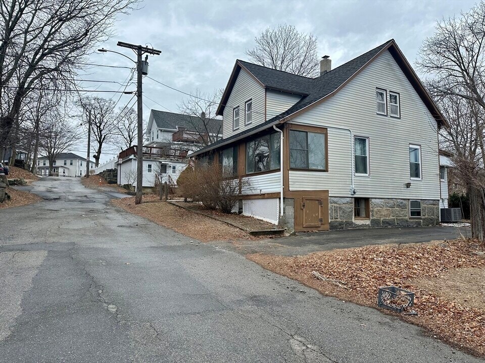 16 Lark St, Unit 1 in Quincy, MA - Foto de edificio