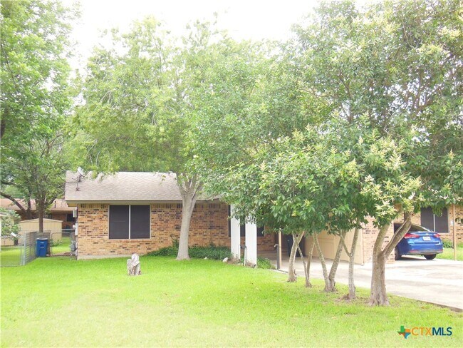 property at 1022 Clover Cir