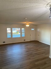 6802 N Flora Ave in Gladstone, MO - Building Photo - Building Photo