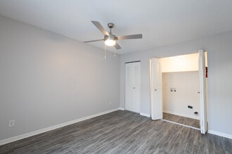 Country Lake Estates in Indianapolis, IN - Foto de edificio - Building Photo