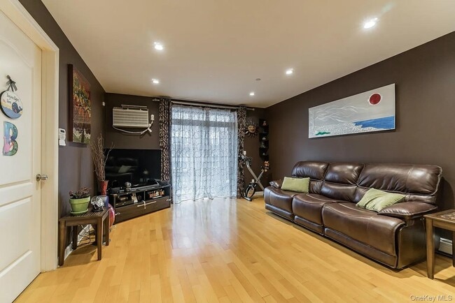 3360 Shore Pkwy in Brooklyn, NY - Building Photo - Building Photo