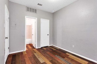 Lynridge Apartments in Austin, TX - Building Photo - Building Photo