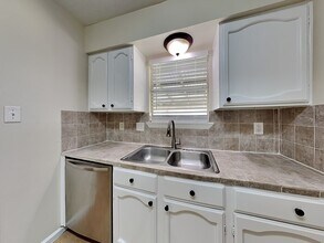 14114 Fleur De Lis Blvd, Unit 2 Bedroom + Den (The Victoria) 0346 in Cypress, TX - Foto de edificio - Building Photo