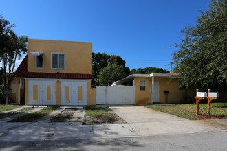 912 Almeria Rd in West Palm Beach, FL - Foto de edificio - Building Photo