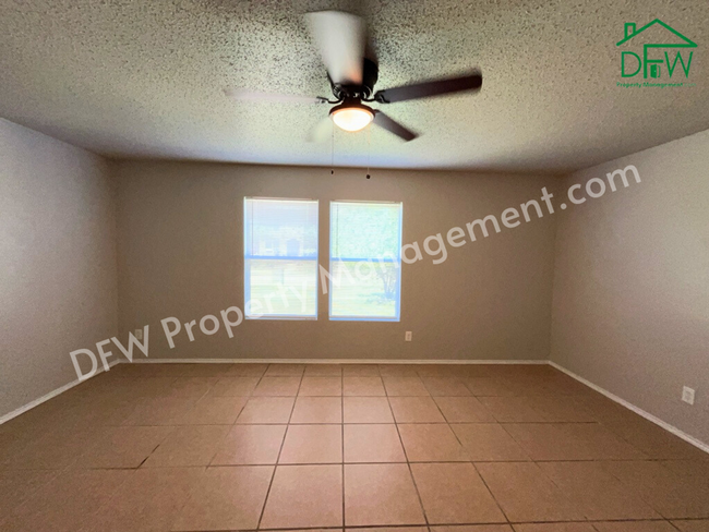 1452 Gentle Rain Dr in Lancaster, TX - Foto de edificio - Building Photo