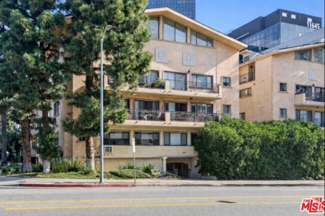 property at 1154 S Barrington Ave