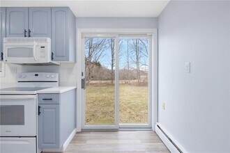 4 Longmeadow Ave in Middletown, RI - Building Photo - Building Photo