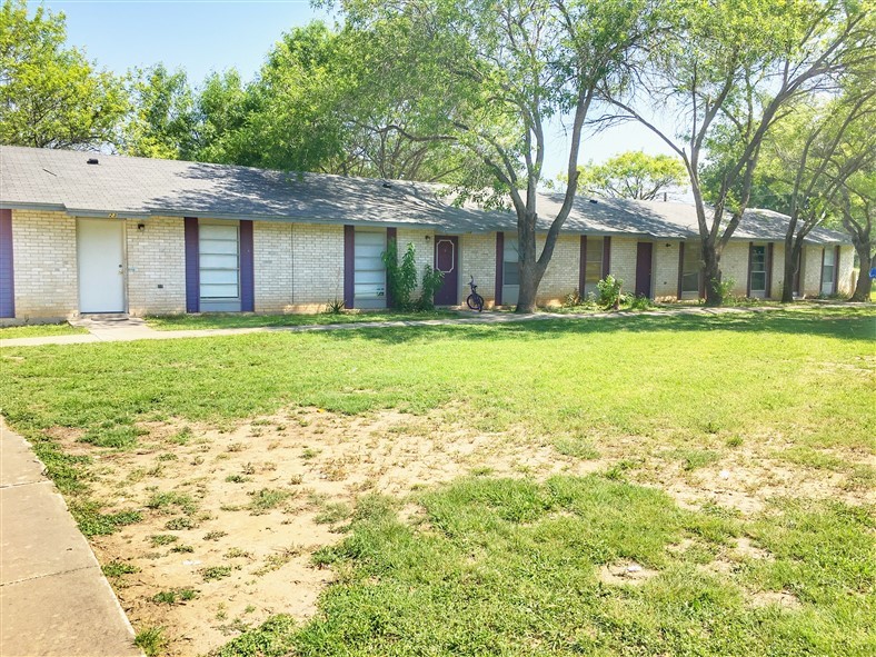 1806 Garner Field Rd in Uvalde, TX - Foto de edificio