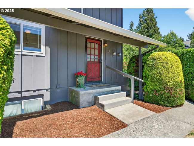 1411 SW Dewitt St in Portland, OR - Building Photo - Building Photo