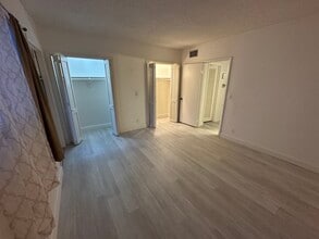 467 Golden Isles Dr, Unit 306 in Hallandale Beach, FL - Building Photo - Building Photo
