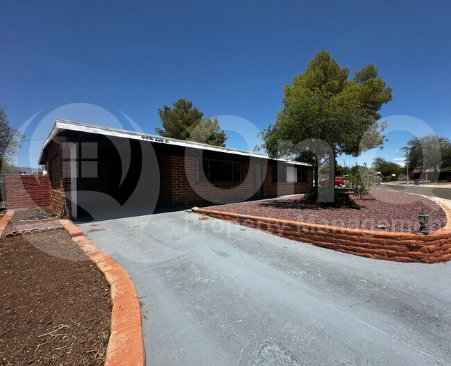 8175 E 20th St in Tucson, AZ - Foto de edificio - Building Photo