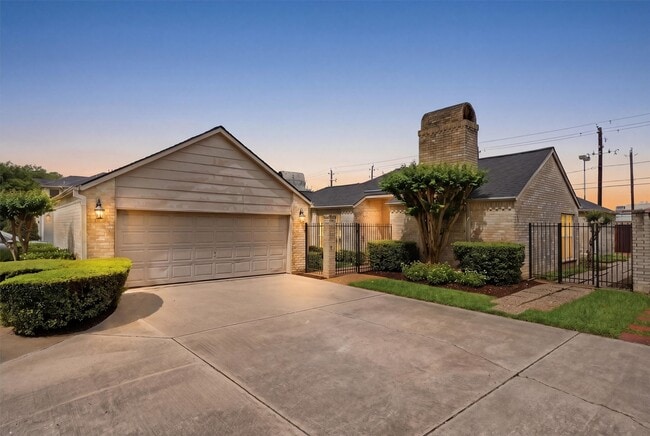 2513 Country Club Blvd in Sugar Land, TX - Building Photo - Building Photo