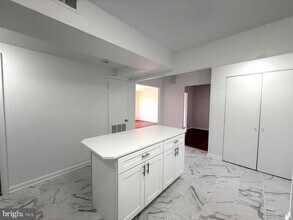 606 Cooper Landing Rd in Cherry Hill Township, NJ - Foto de edificio - Building Photo