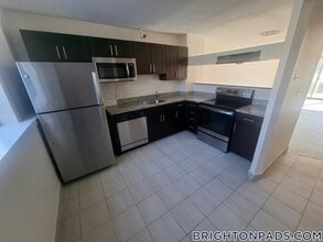 148 N Beacon St, Unit B1 in Boston, MA - Building Photo - Building Photo