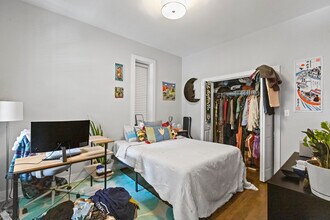 2354 N Elston Ave, Unit 3F in Chicago, IL - Foto de edificio - Building Photo