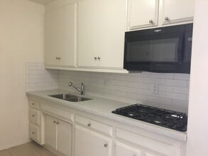 19425 Haynes St, Unit 17 in Los Angeles, CA - Building Photo - Building Photo