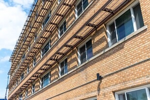 2075 Portage Apartment in Winnipeg, MB - Building Photo