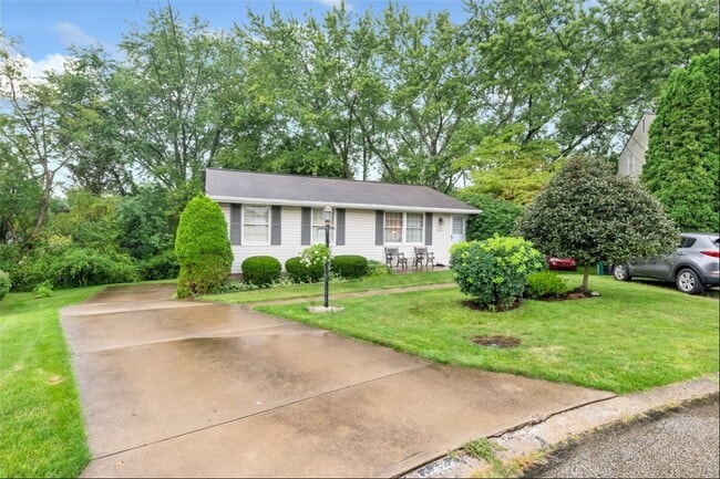 236 Cresthaven Ln in Pittsburgh, PA - Foto de edificio - Building Photo