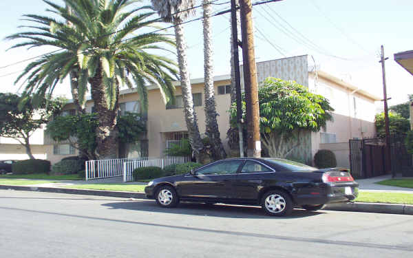 1026 Larch St in Inglewood, CA - Foto de edificio