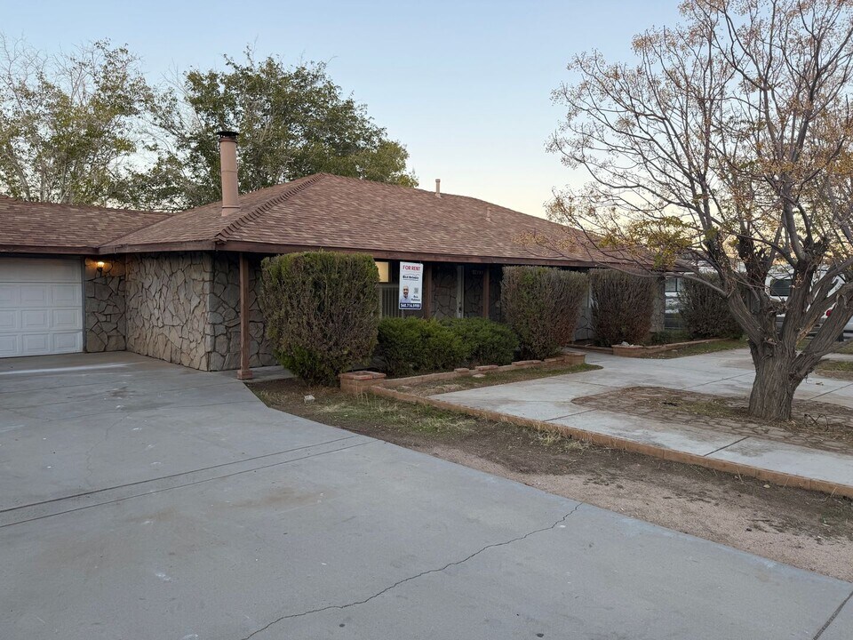 14606 Riverside St in Hesperia, CA - Building Photo